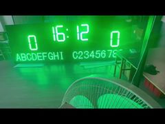 Большое электронное табло для футбола на открытом воздухе с названиями команд