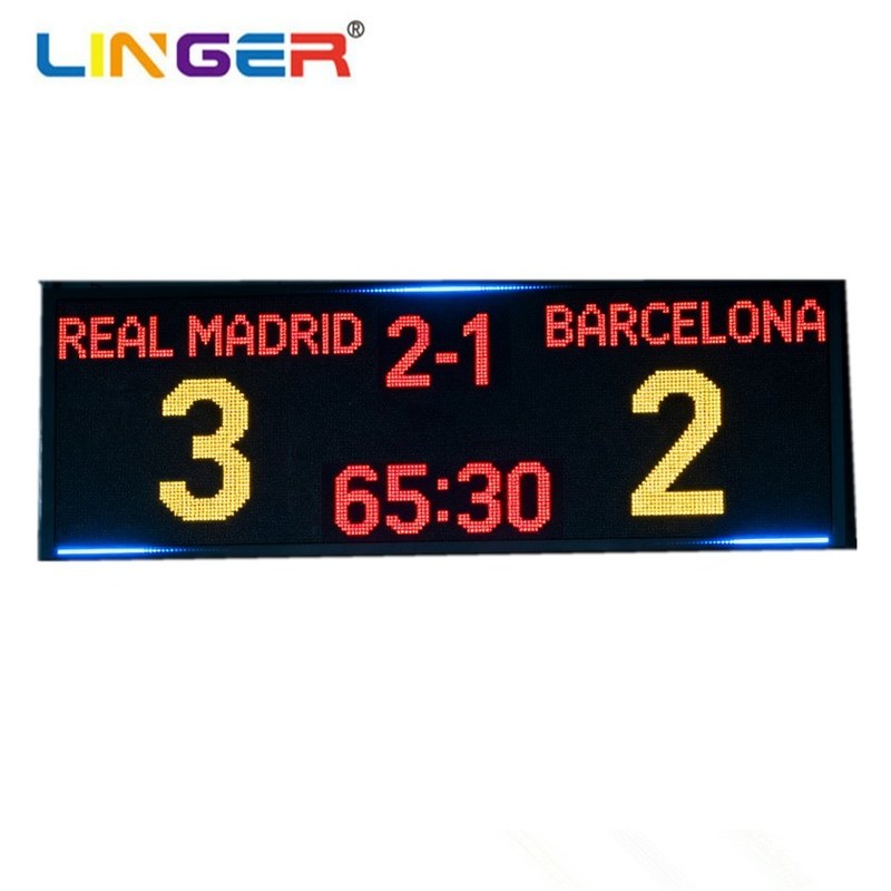 Большое электронное табло для футбола на открытом воздухе с названиями команд